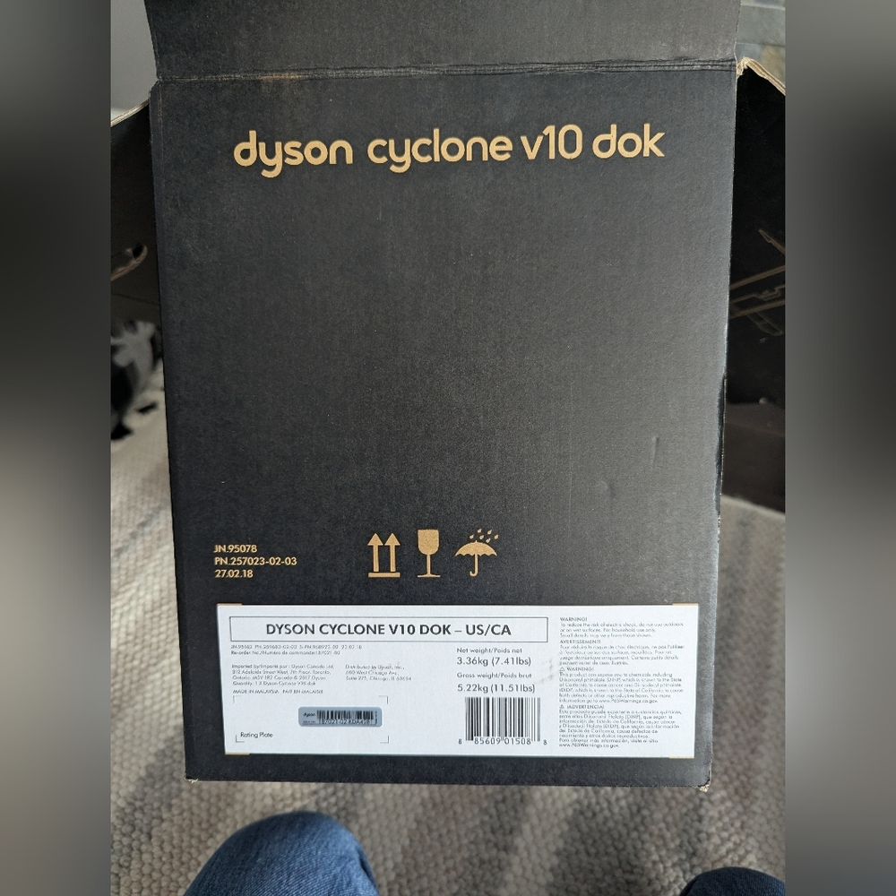 Dyson Cyclone V10 Dok in Black and Gold